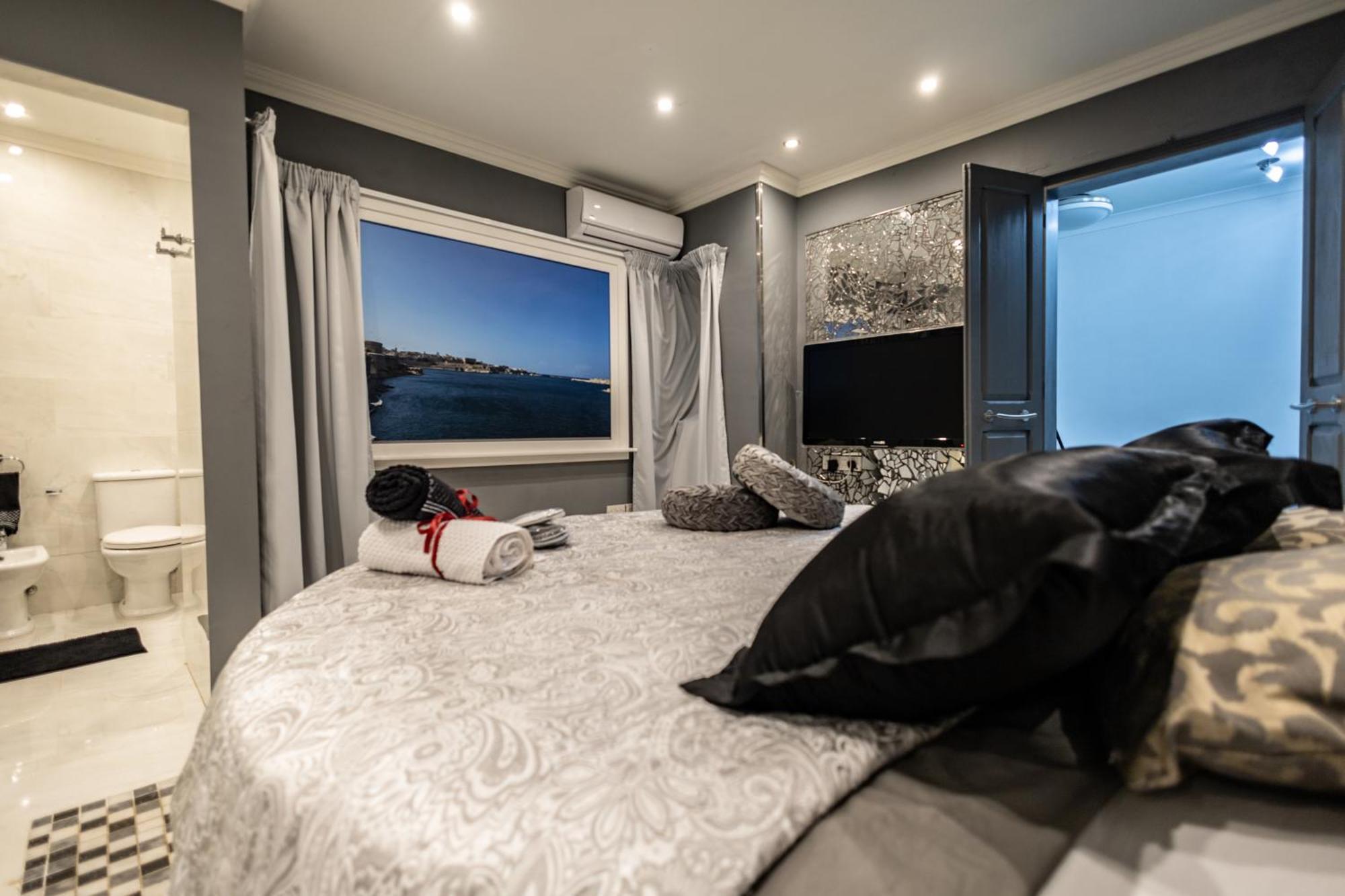 Blue Eye - Waterfront Home In A Scenic Location 比尔古 外观 照片