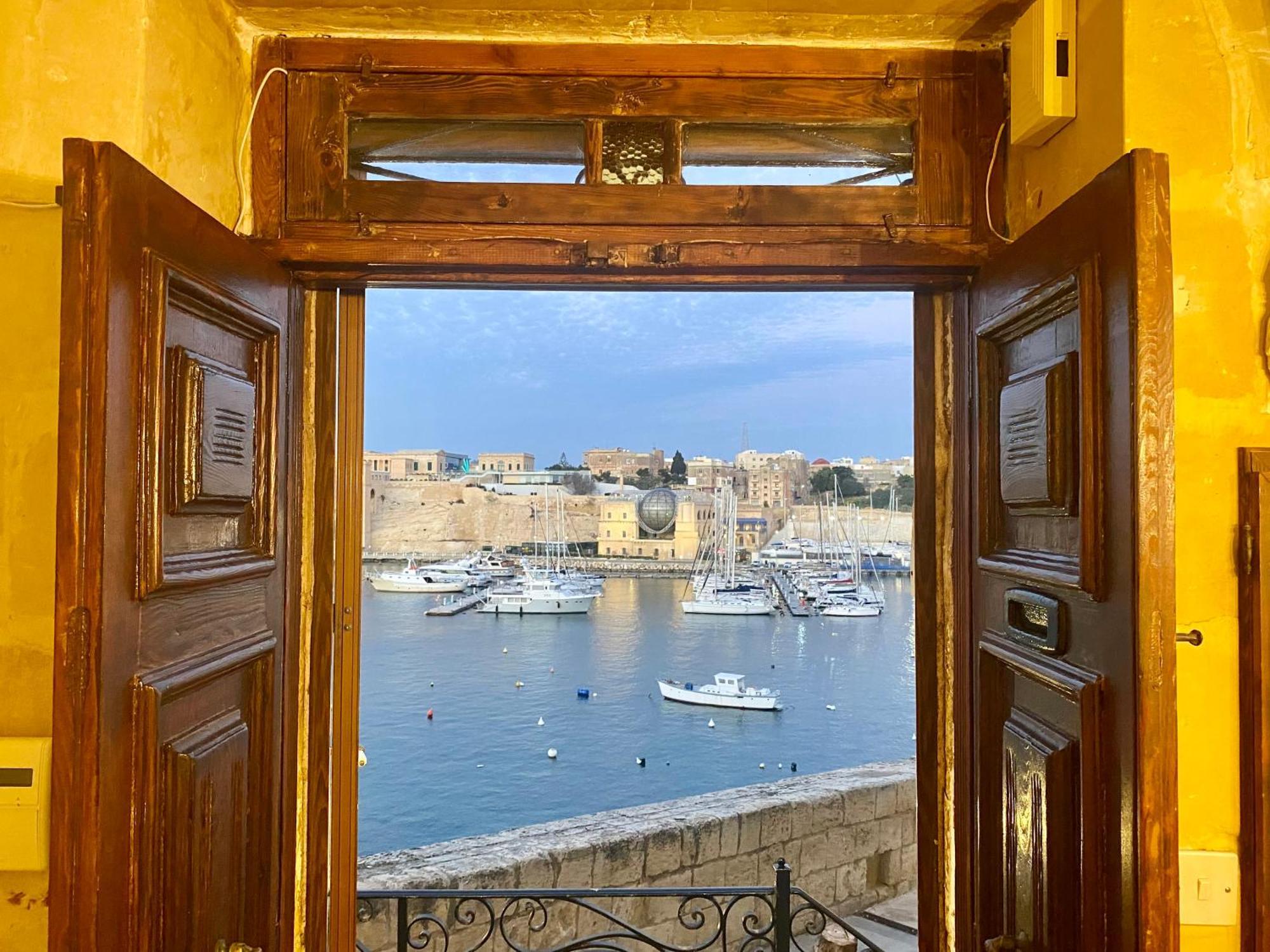 Blue Eye - Waterfront Home In A Scenic Location 比尔古 外观 照片